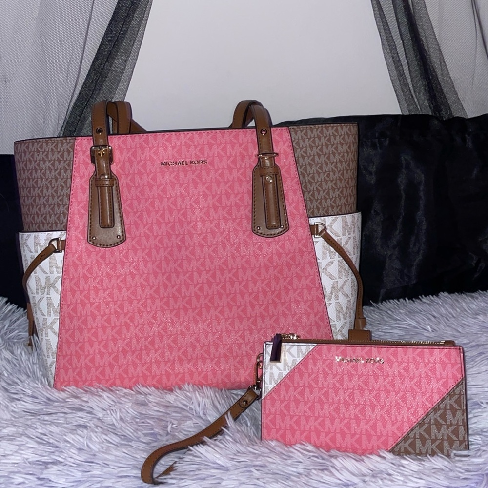 MICHAEL KORS purse .